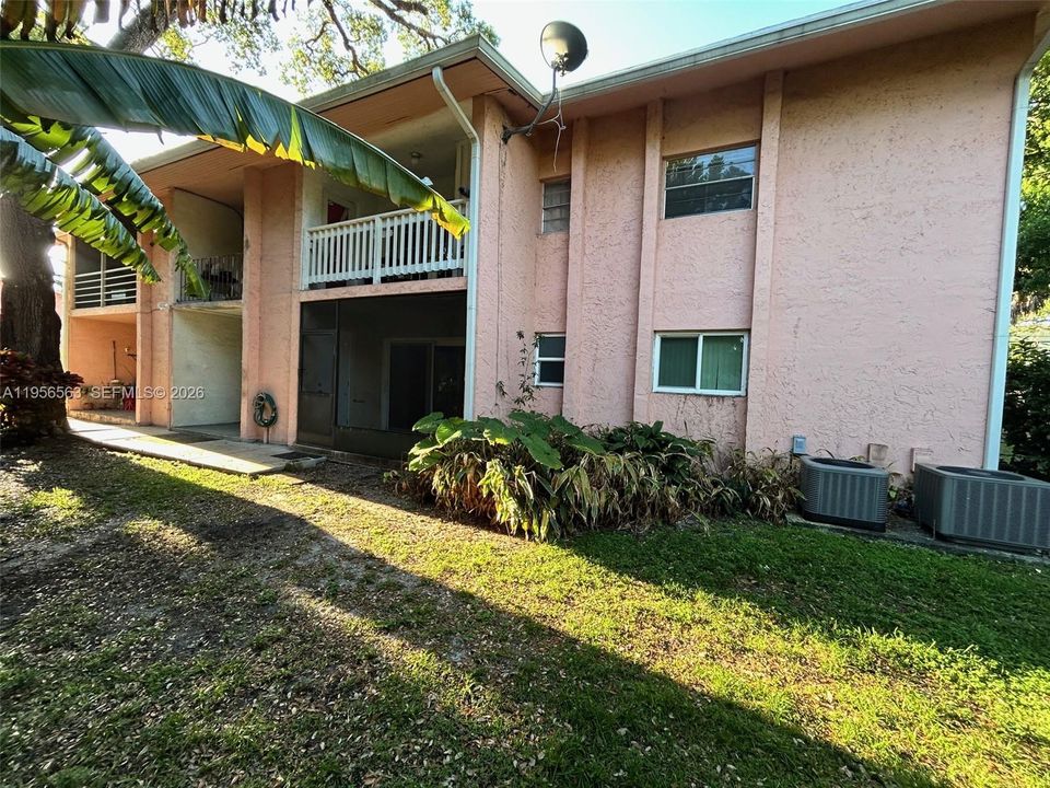 For Sale: $230,000 (2 beds, 2 baths, 888 Square Feet)