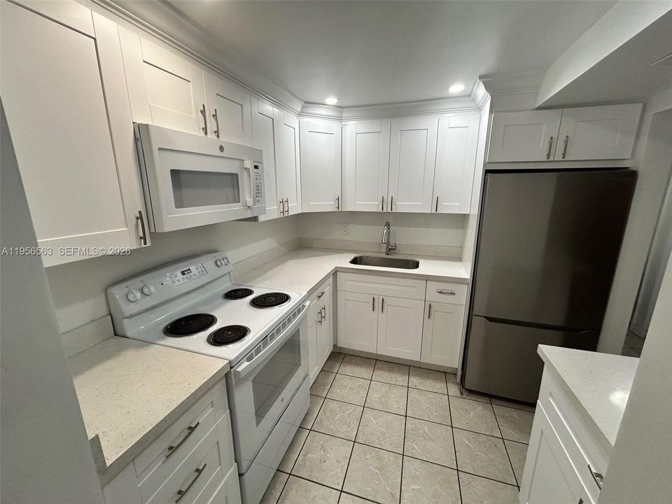 For Sale: $230,000 (2 beds, 2 baths, 888 Square Feet)
