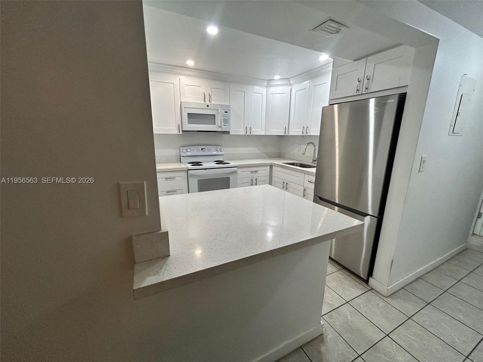 For Sale: $230,000 (2 beds, 2 baths, 888 Square Feet)