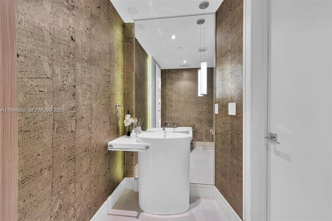 For Sale: $2,875,000 (3 beds, 3 baths, 1956 Square Feet)