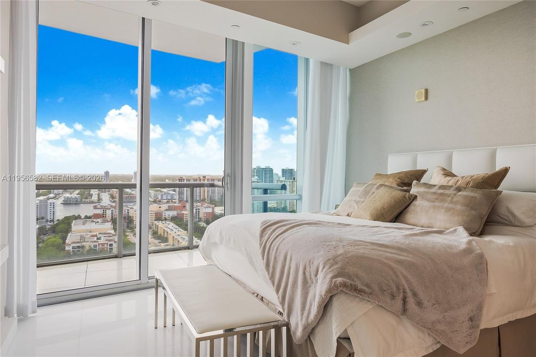 For Sale: $2,875,000 (3 beds, 3 baths, 1956 Square Feet)