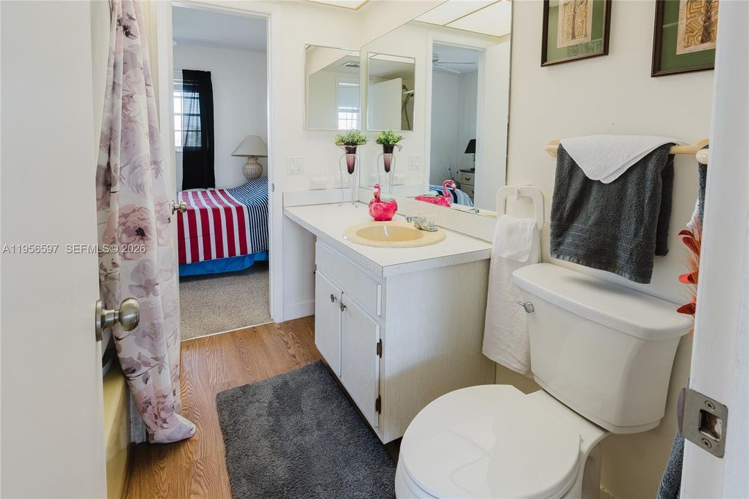 На продажу: $111,000 (2 спален, 1 ванн, 750 Квадратных фут)