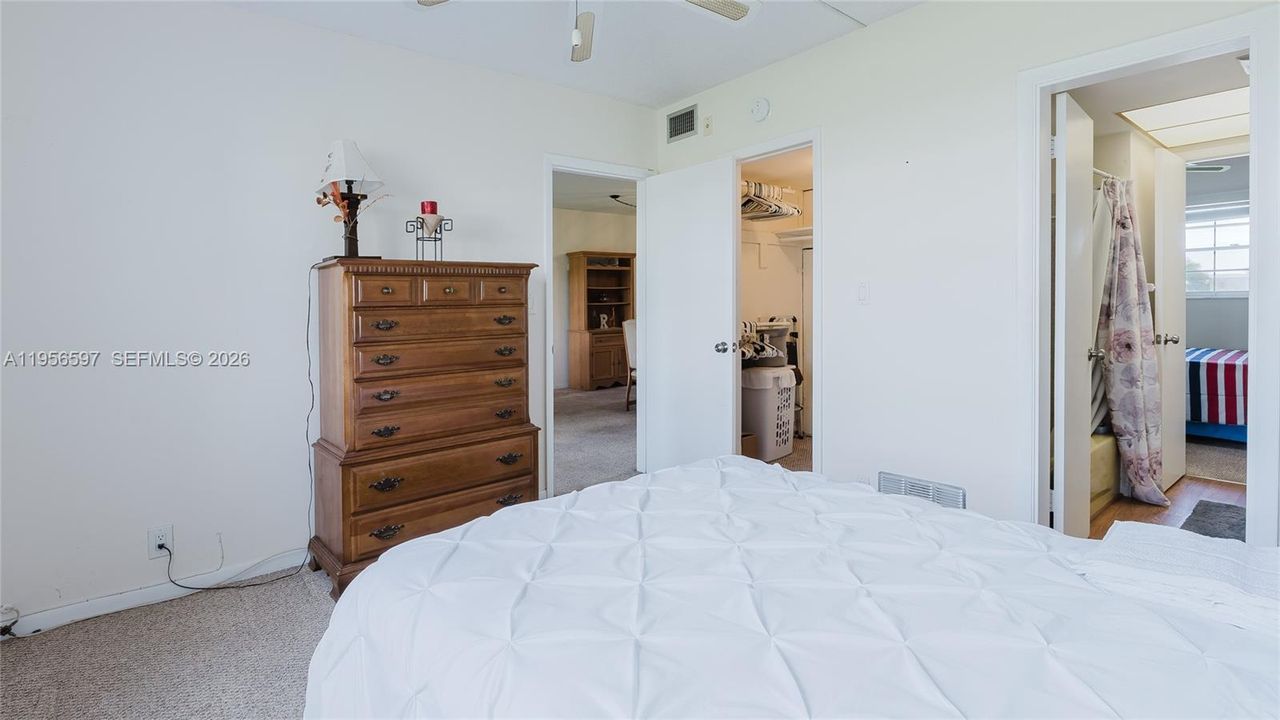 На продажу: $111,000 (2 спален, 1 ванн, 750 Квадратных фут)