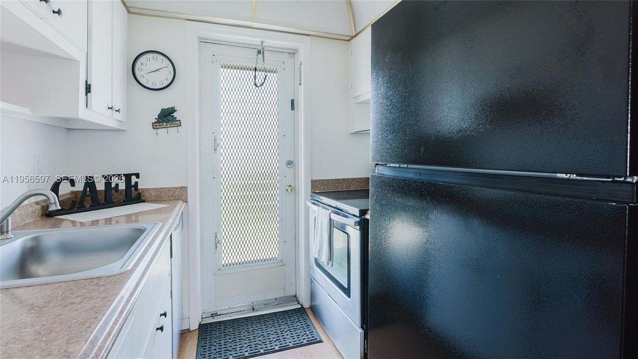 На продажу: $111,000 (2 спален, 1 ванн, 750 Квадратных фут)