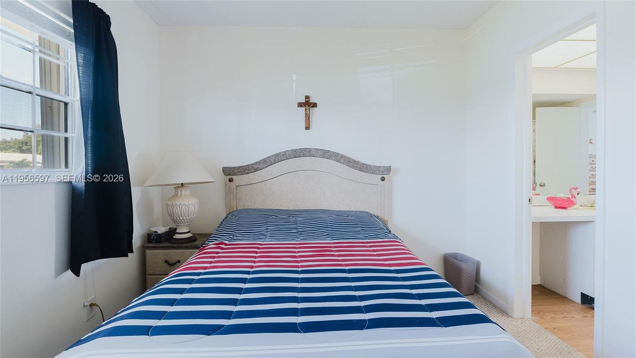 На продажу: $111,000 (2 спален, 1 ванн, 750 Квадратных фут)