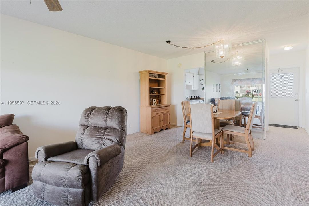 На продажу: $111,000 (2 спален, 1 ванн, 750 Квадратных фут)