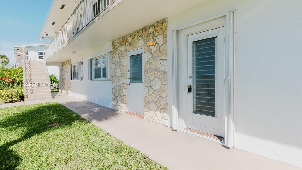 На продажу: $111,000 (2 спален, 1 ванн, 750 Квадратных фут)