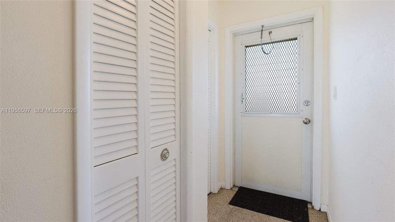 На продажу: $111,000 (2 спален, 1 ванн, 750 Квадратных фут)