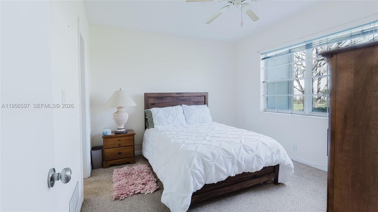 На продажу: $111,000 (2 спален, 1 ванн, 750 Квадратных фут)