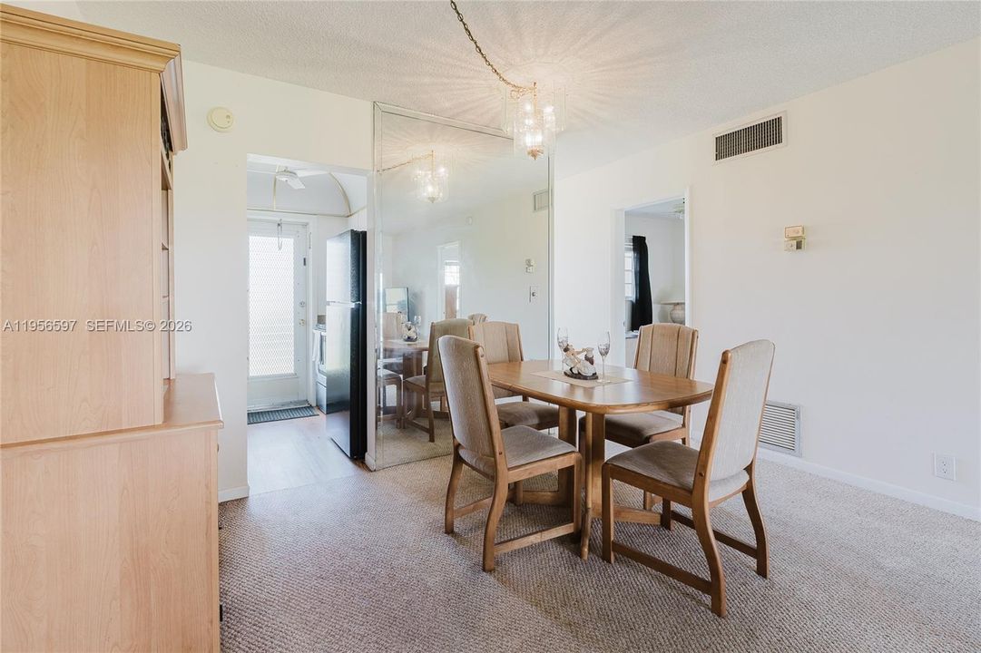 На продажу: $111,000 (2 спален, 1 ванн, 750 Квадратных фут)