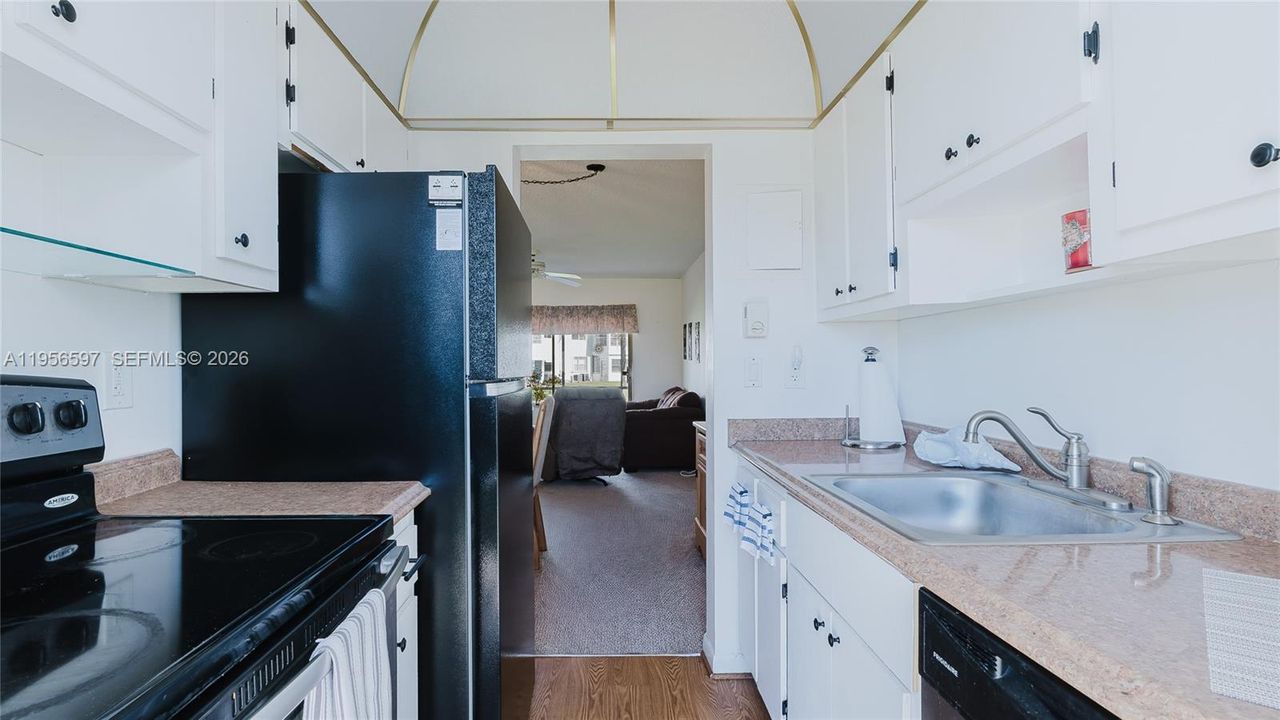 На продажу: $111,000 (2 спален, 1 ванн, 750 Квадратных фут)