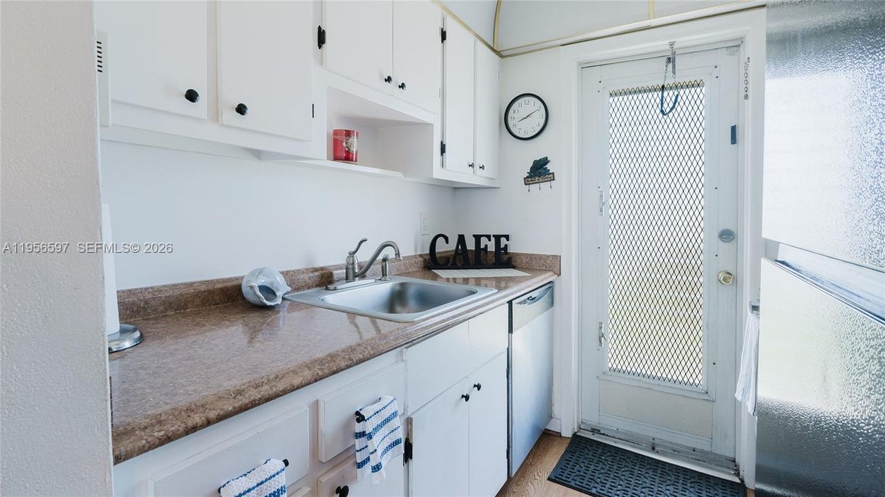 На продажу: $111,000 (2 спален, 1 ванн, 750 Квадратных фут)