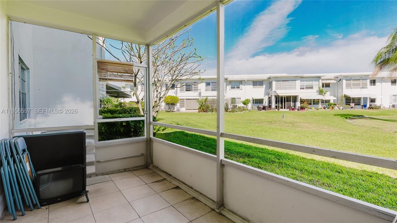 На продажу: $111,000 (2 спален, 1 ванн, 750 Квадратных фут)