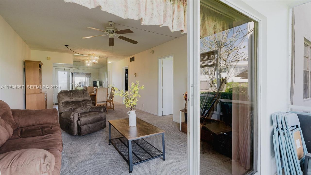 На продажу: $111,000 (2 спален, 1 ванн, 750 Квадратных фут)