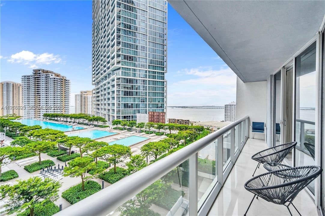 For Sale: $599,000 (1 beds, 1 baths, 876 Square Feet)