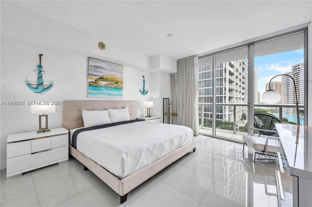 For Sale: $599,000 (1 beds, 1 baths, 876 Square Feet)