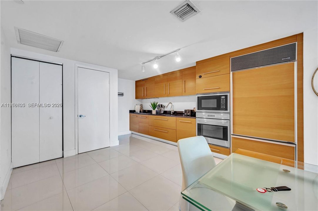 For Sale: $599,000 (1 beds, 1 baths, 876 Square Feet)