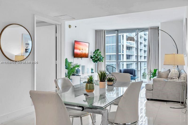 For Sale: $599,000 (1 beds, 1 baths, 876 Square Feet)