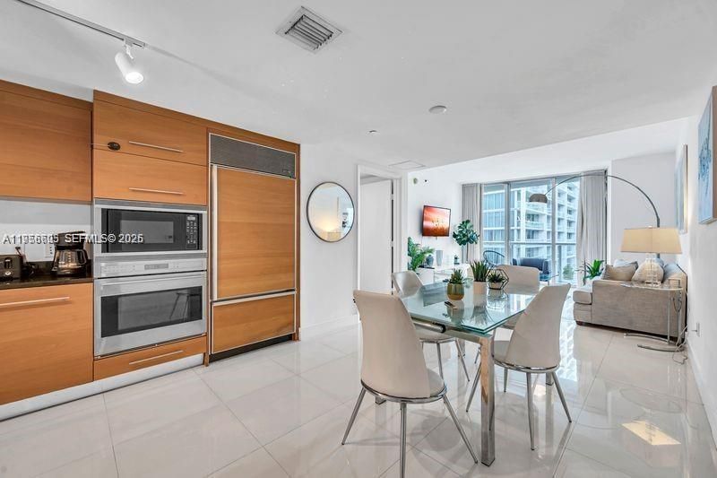 For Sale: $599,000 (1 beds, 1 baths, 876 Square Feet)