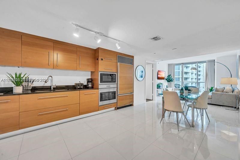For Sale: $599,000 (1 beds, 1 baths, 876 Square Feet)