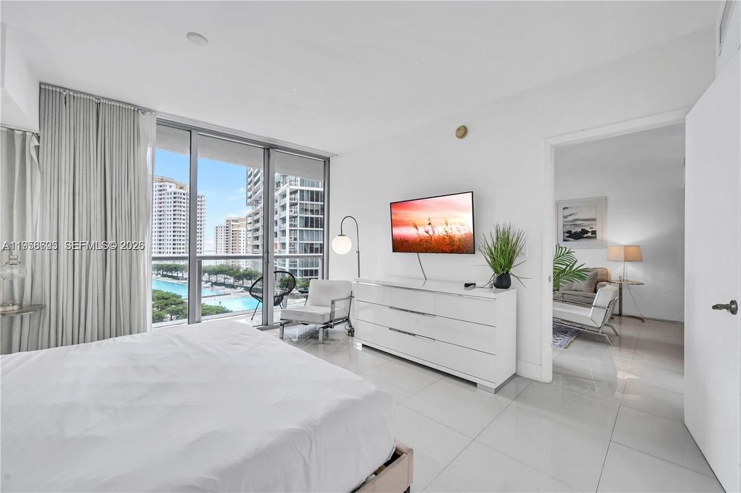 For Sale: $599,000 (1 beds, 1 baths, 876 Square Feet)