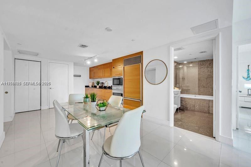 For Sale: $599,000 (1 beds, 1 baths, 876 Square Feet)