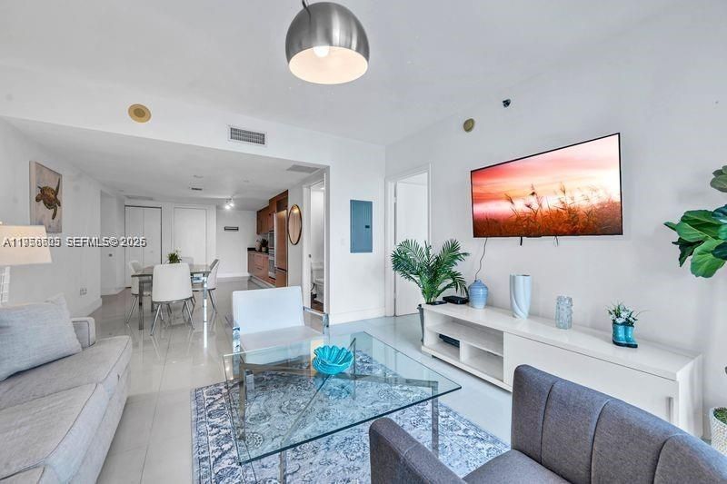 For Sale: $599,000 (1 beds, 1 baths, 876 Square Feet)