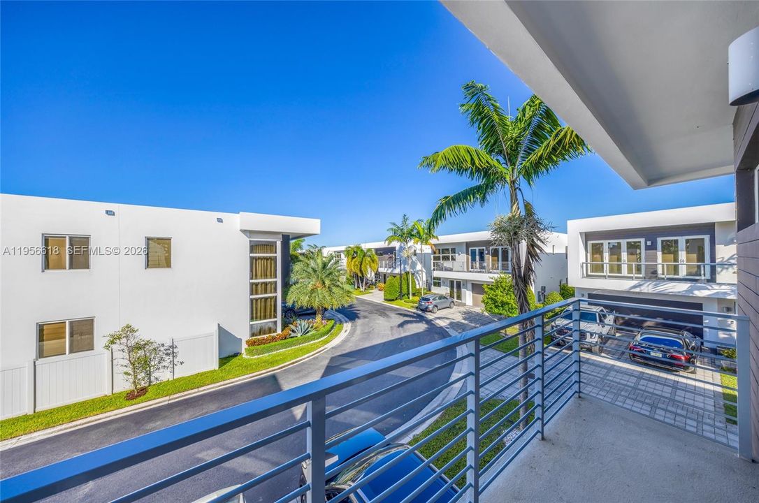 Activo con contrato: $1,469,000 (5 camas, 5 baños, 3113 Pies cuadrados)