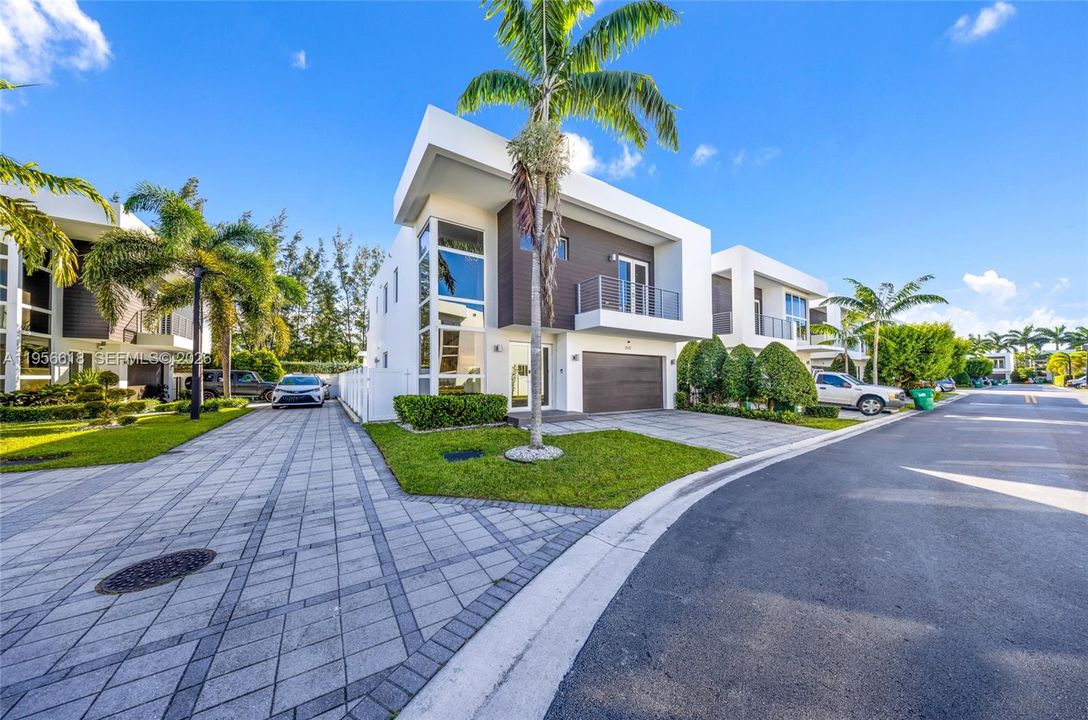 Activo con contrato: $1,469,000 (5 camas, 5 baños, 3113 Pies cuadrados)