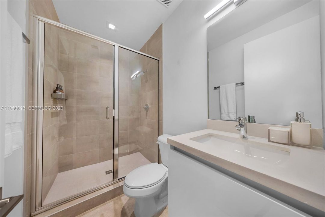 Activo con contrato: $1,469,000 (5 camas, 5 baños, 3113 Pies cuadrados)