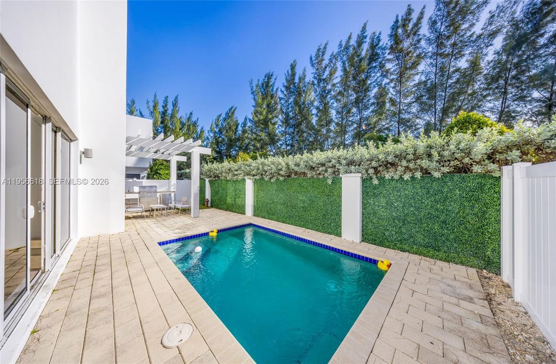 Activo con contrato: $1,469,000 (5 camas, 5 baños, 3113 Pies cuadrados)