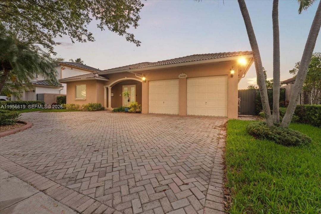 Vendido Recientemente: $1,050,000 (4 camas, 3 baños, 2449 Pies cuadrados)