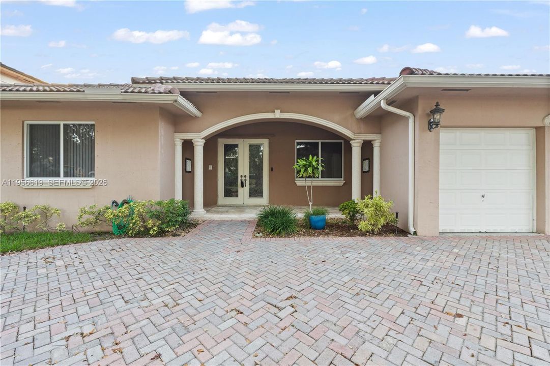 Vendido Recientemente: $1,050,000 (4 camas, 3 baños, 2449 Pies cuadrados)