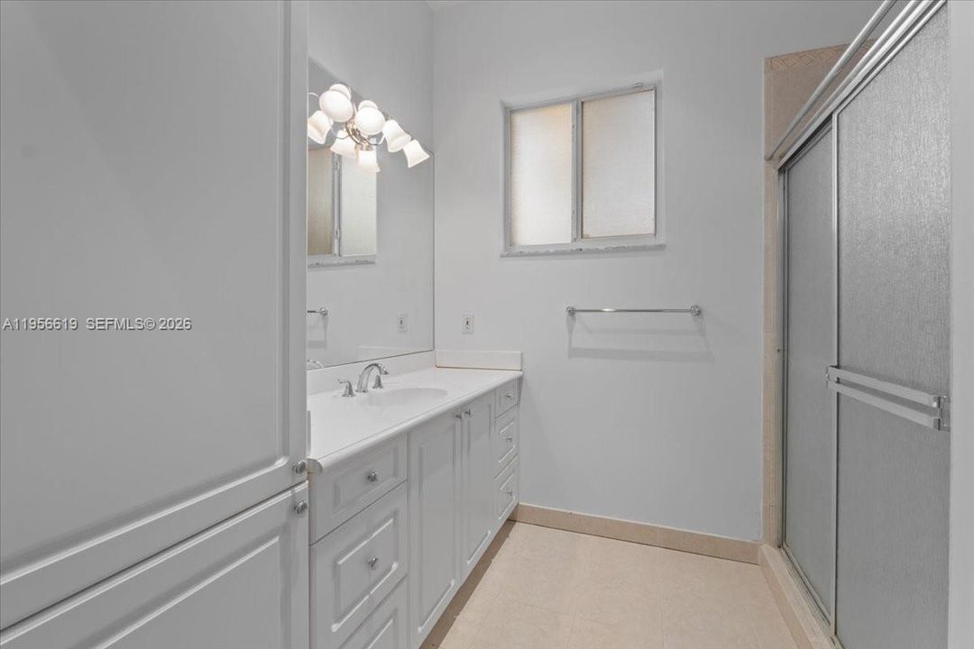 Vendido Recientemente: $1,050,000 (4 camas, 3 baños, 2449 Pies cuadrados)