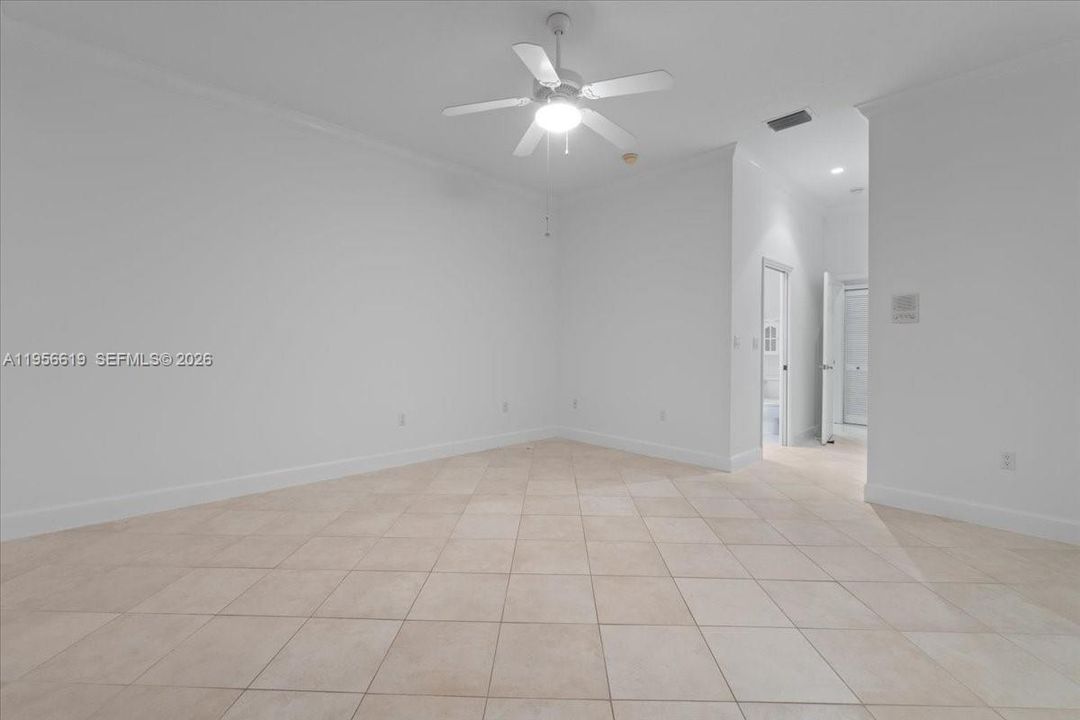 Vendido Recientemente: $1,050,000 (4 camas, 3 baños, 2449 Pies cuadrados)