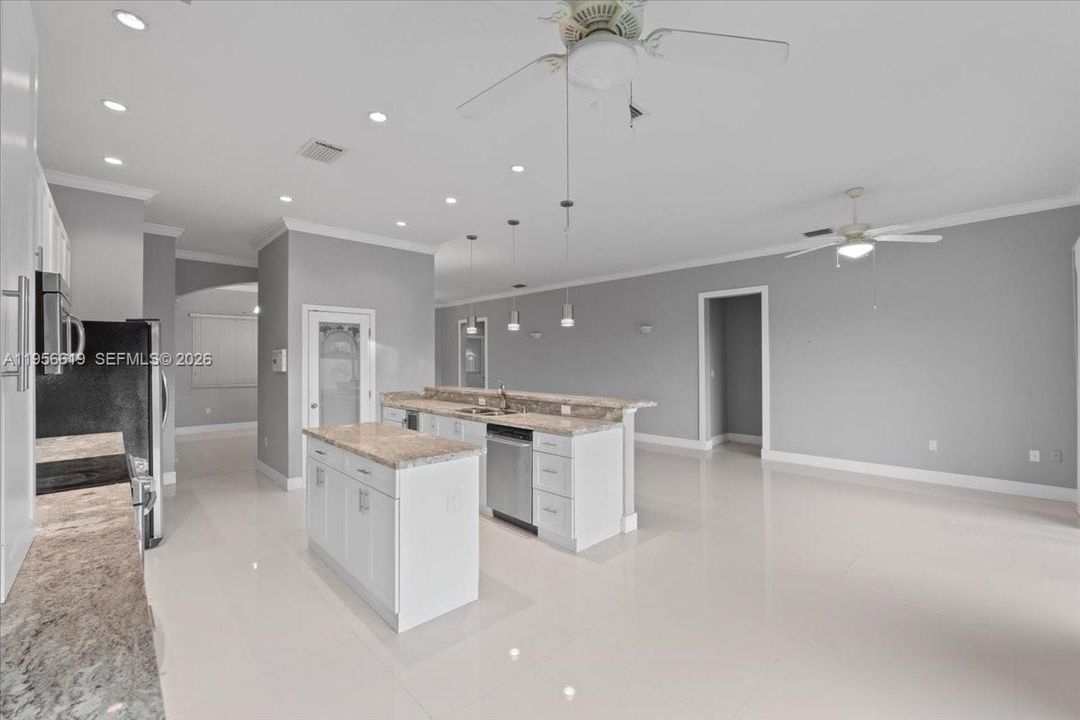Vendido Recientemente: $1,050,000 (4 camas, 3 baños, 2449 Pies cuadrados)