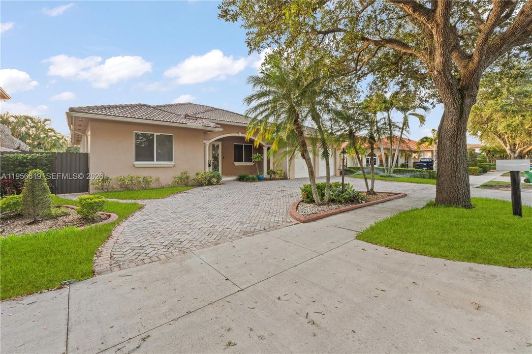Vendido Recientemente: $1,050,000 (4 camas, 3 baños, 2449 Pies cuadrados)