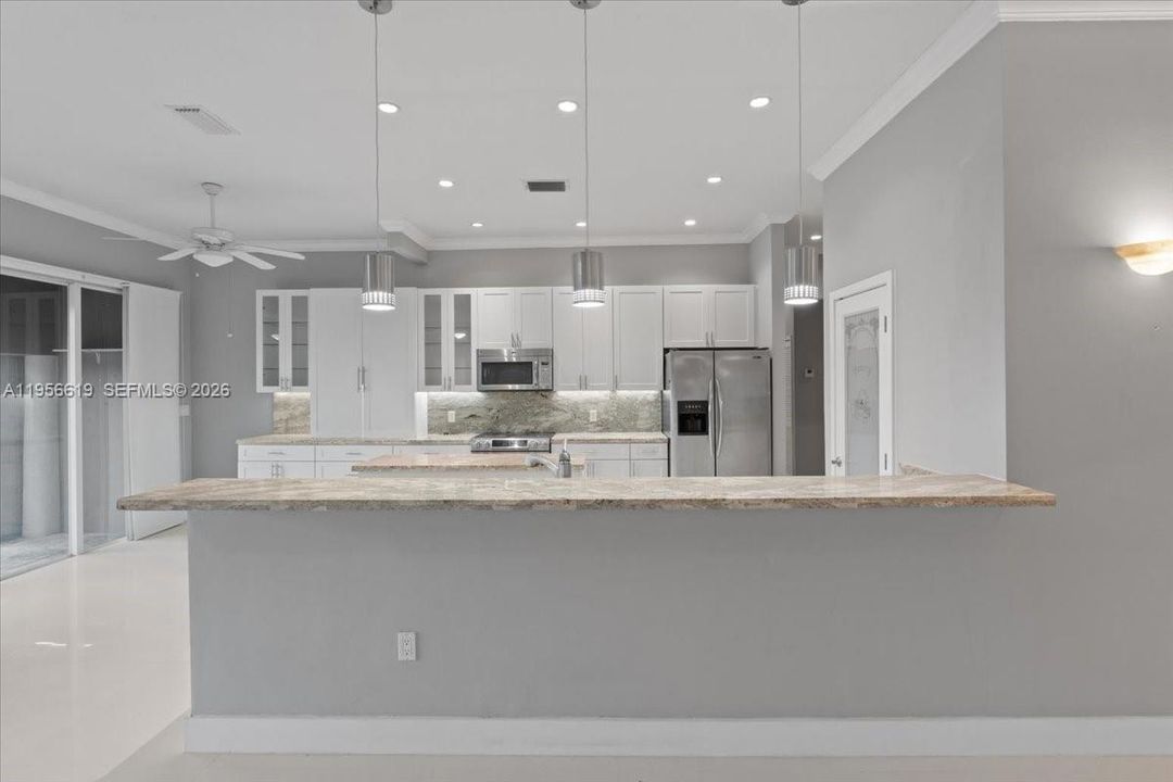 Vendido Recientemente: $1,050,000 (4 camas, 3 baños, 2449 Pies cuadrados)