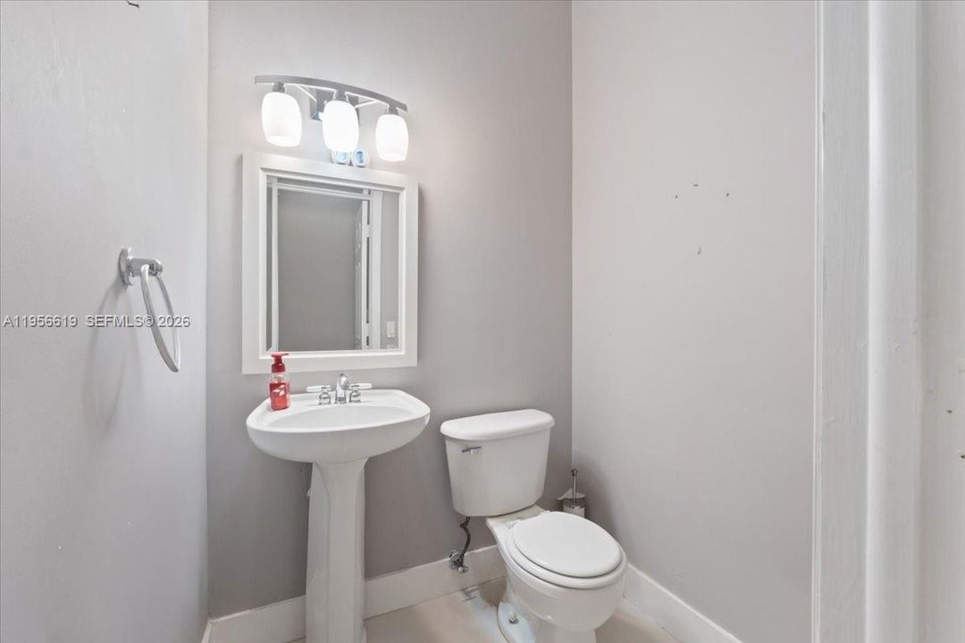 Vendido Recientemente: $1,050,000 (4 camas, 3 baños, 2449 Pies cuadrados)