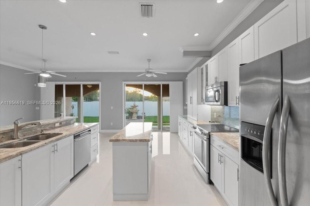 Vendido Recientemente: $1,050,000 (4 camas, 3 baños, 2449 Pies cuadrados)