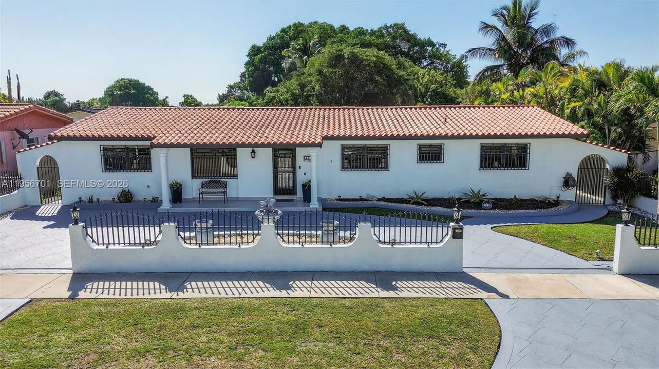 Active With Contract: $950,000 (4 beds, 4 baths, 2568 Square Feet)