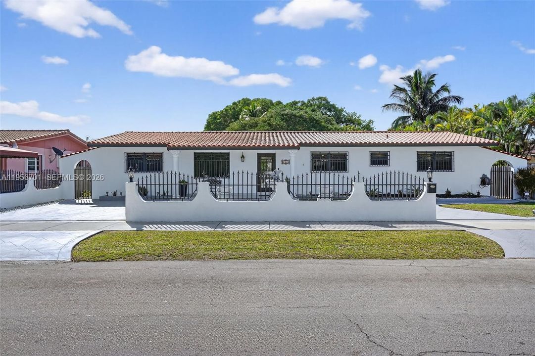 Active With Contract: $950,000 (4 beds, 4 baths, 2568 Square Feet)