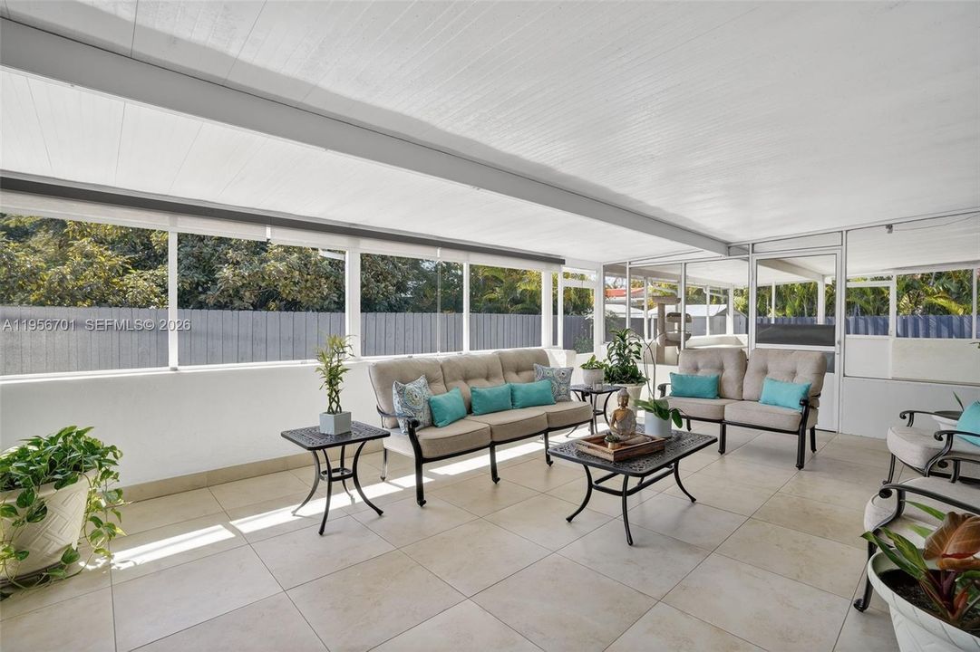 Active With Contract: $950,000 (4 beds, 4 baths, 2568 Square Feet)