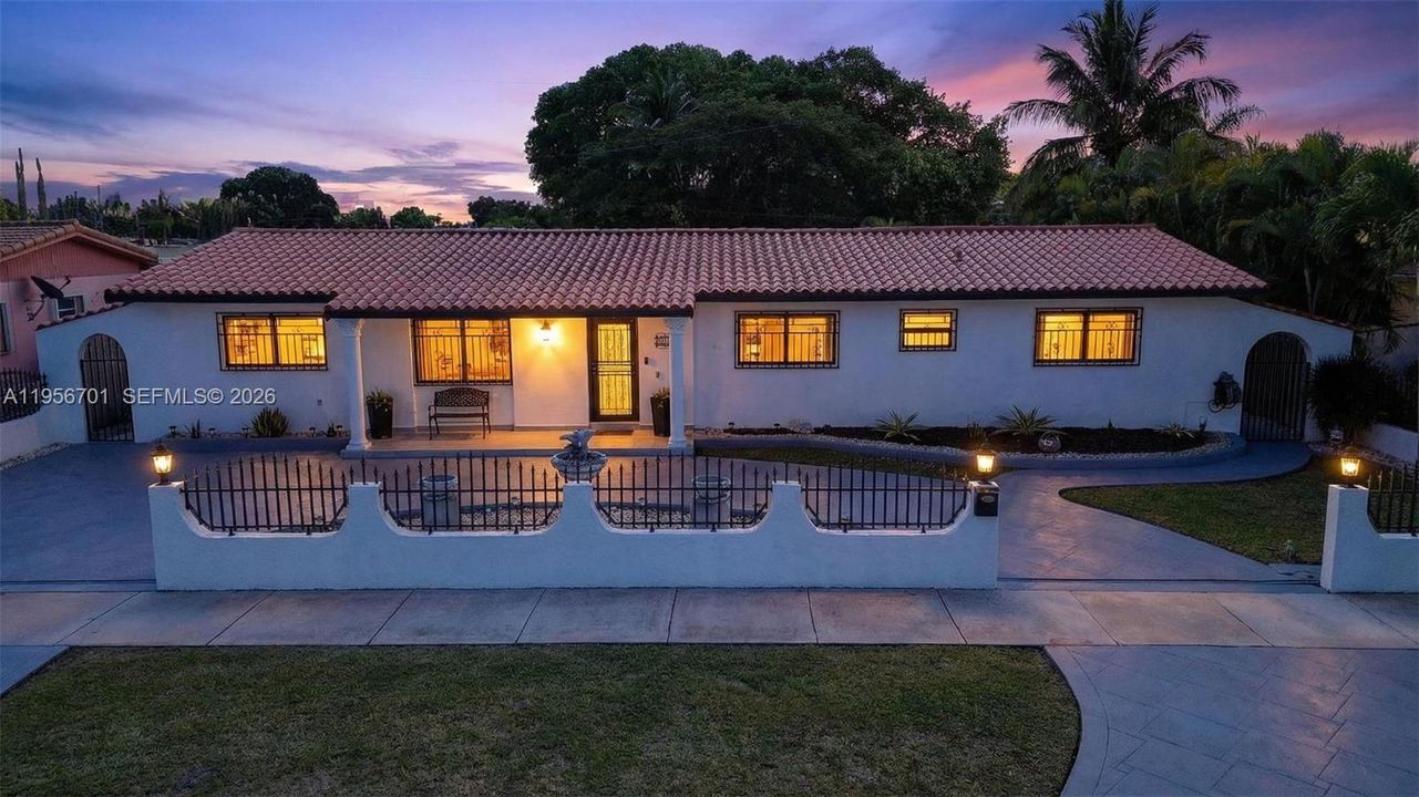 Active With Contract: $950,000 (4 beds, 4 baths, 2568 Square Feet)