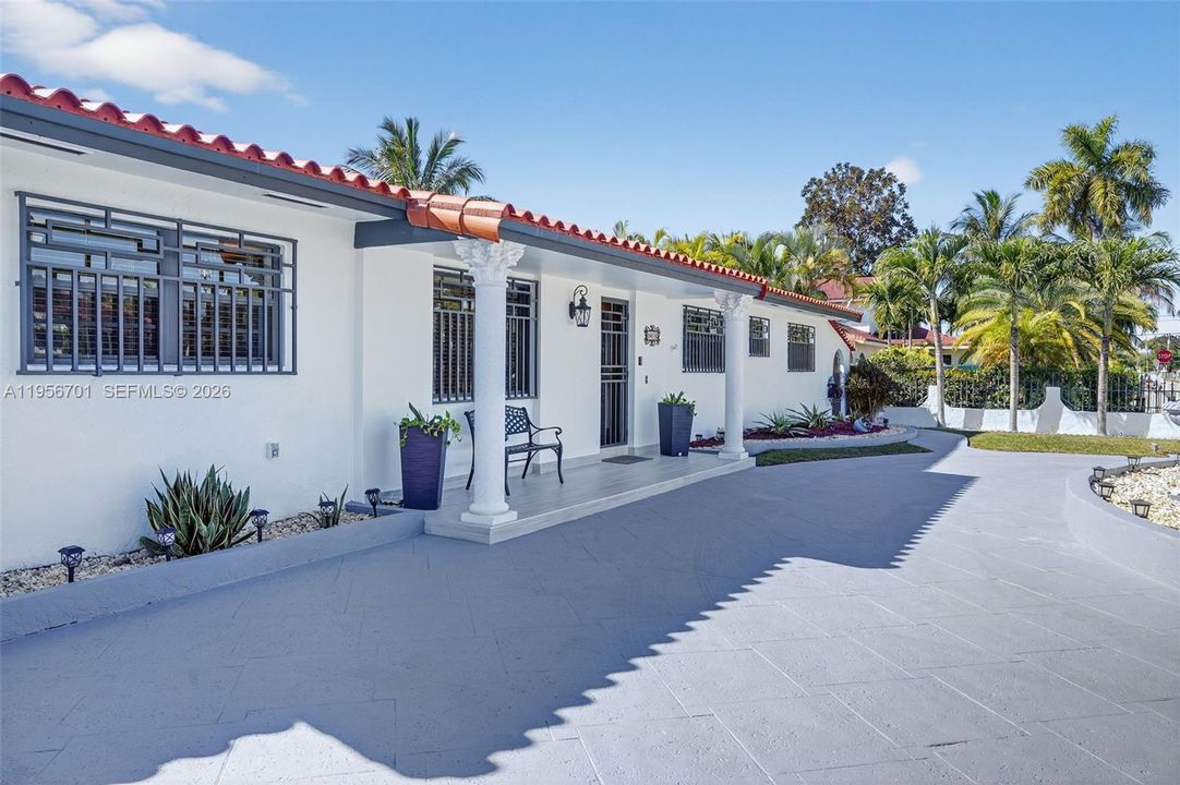 Active With Contract: $950,000 (4 beds, 4 baths, 2568 Square Feet)