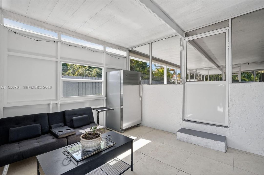 Active With Contract: $950,000 (4 beds, 4 baths, 2568 Square Feet)