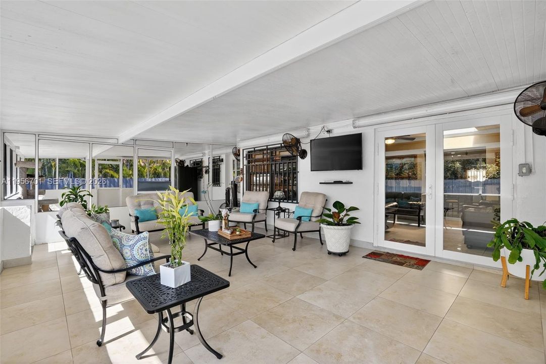 Active With Contract: $950,000 (4 beds, 4 baths, 2568 Square Feet)