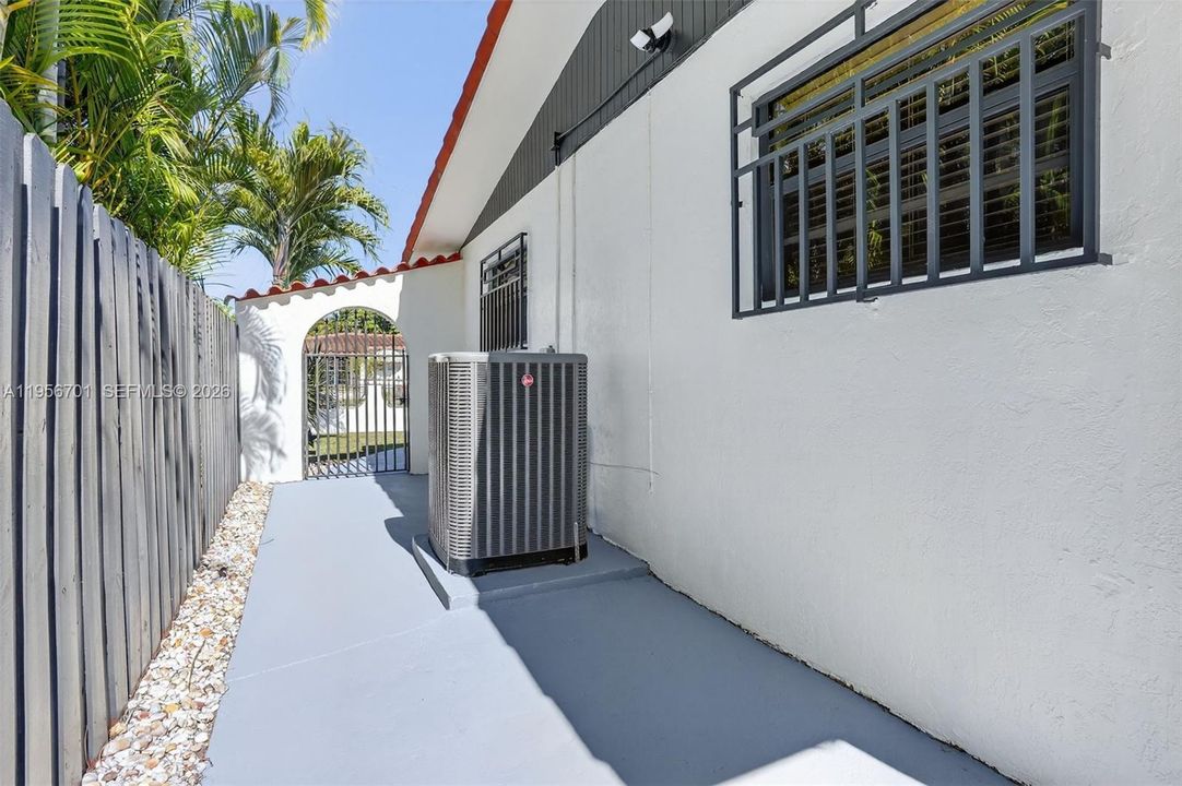 Active With Contract: $950,000 (4 beds, 4 baths, 2568 Square Feet)