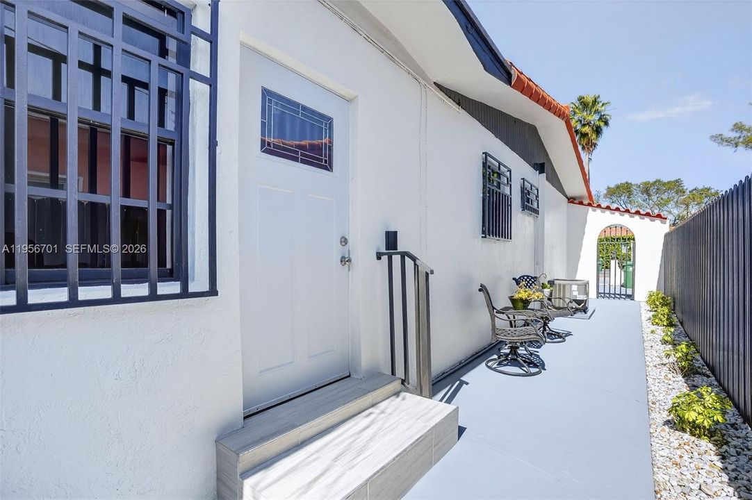 Active With Contract: $950,000 (4 beds, 4 baths, 2568 Square Feet)