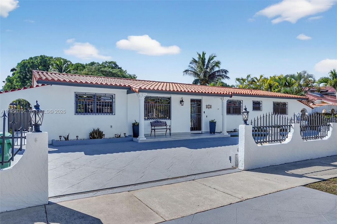 Active With Contract: $950,000 (4 beds, 4 baths, 2568 Square Feet)
